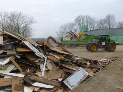 Odpadní dřevo přechází v procesu zpracování do režimu výrobku.